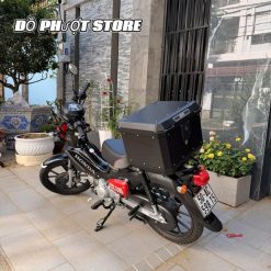 Thùng nhôm Givi MTN47B (Màu Đen) thuộc dòng Matterhorn, là lựa chọn hoàn hảo để tạo nên phong cách Solo Adventure cho mọi dòng xe, đặc biệt là chiếc Cub nhỏ gọn.